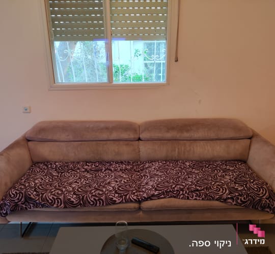 ספה עם כיסוי דקורטיבי בסלון